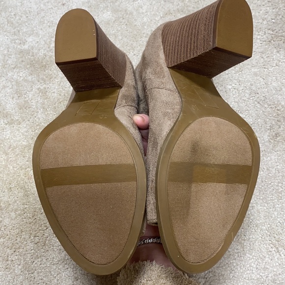 Tan suede boots - Picture 2 of 5